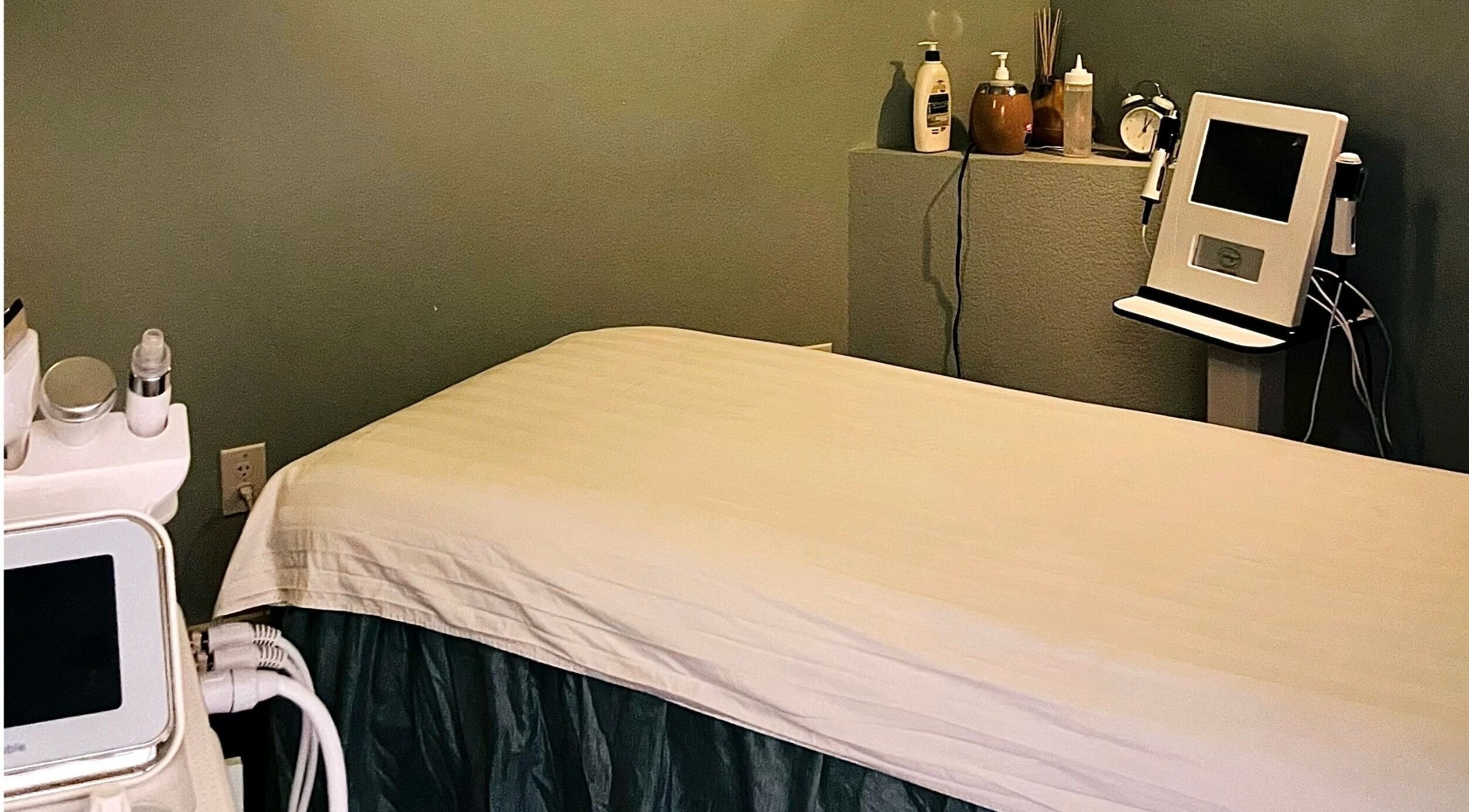 Tranquil treatment space at Su Microblading & Wellness Massage in Parker, Colorado, US with essential equipment.