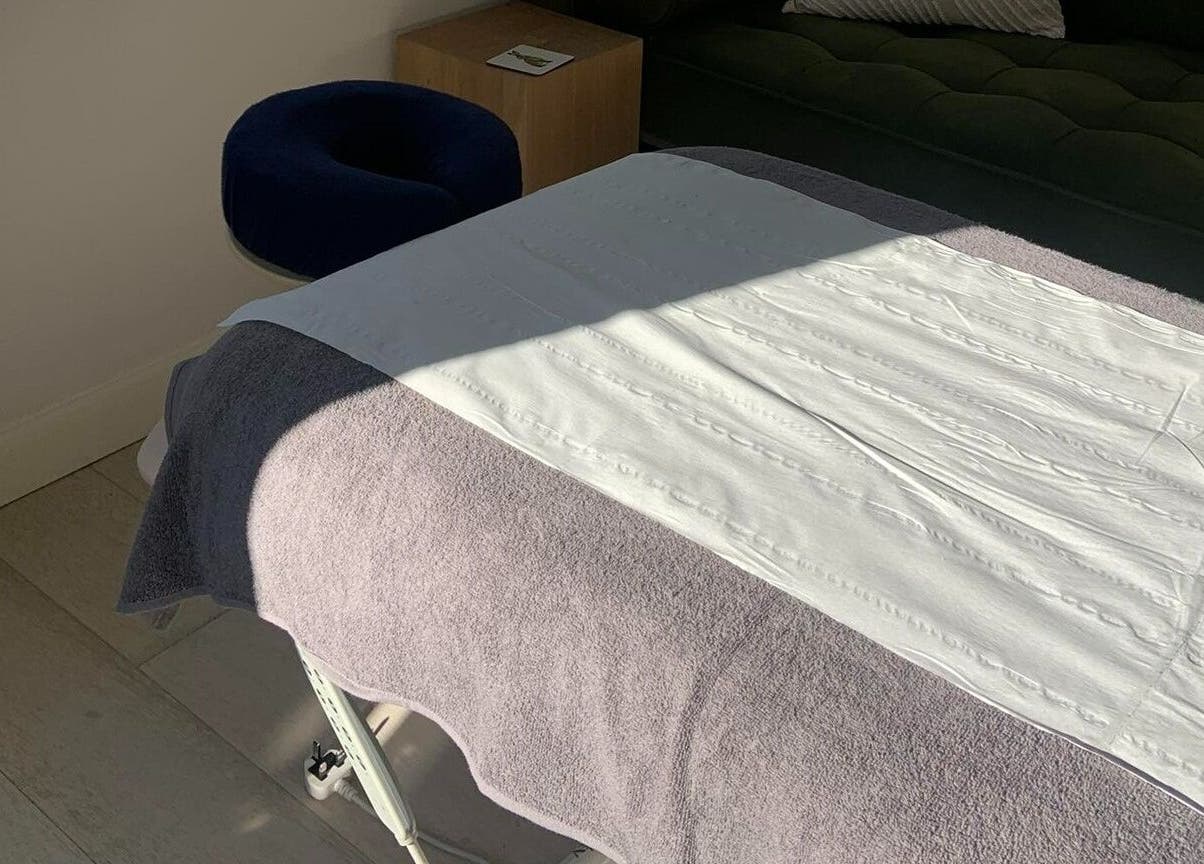 Massage table at New Motion Sports Therapy in Bude, England, GB for relaxation and rejuvenation.