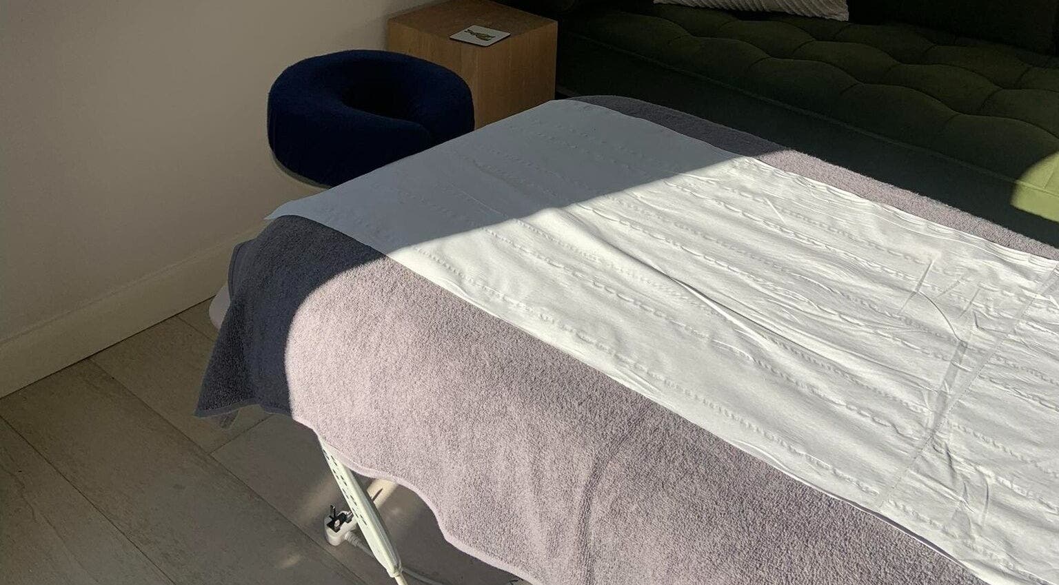 Massage table at New Motion Sports Therapy in Bude, England, GB for relaxation and rejuvenation.