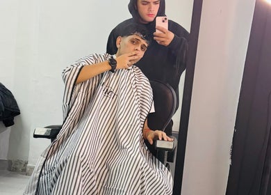 Cliente en Macellaro’s Studio, Lomas Del Mirador, recibiendo corte de cabello moderno y a la moda.