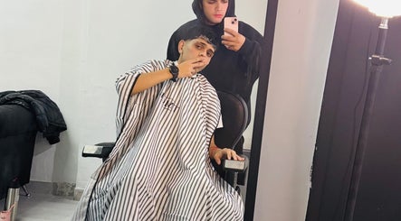 Cliente en Macellaro’s Studio, Lomas Del Mirador, recibiendo corte de cabello moderno y a la moda.