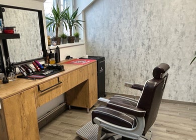 Elegáns borbélyszék és munkaállomás az SG Beauty & Barber Salon-ban, Pilisszentiván, HU.