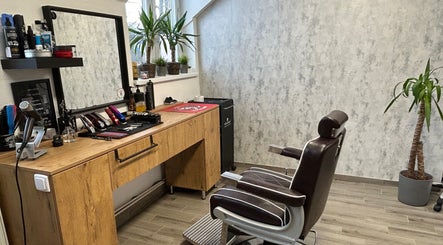 Elegáns borbélyszék és munkaállomás az SG Beauty & Barber Salon-ban, Pilisszentiván, HU.
