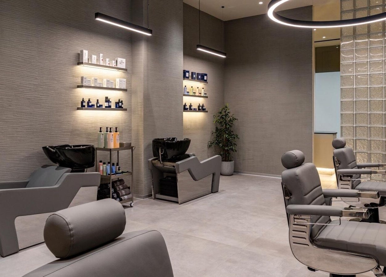 Luxurious interior of S&B Grooming in دبي, دبي, AE featuring modern salon chairs and sleek decor.