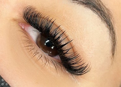 Close-up of eyelash extensions at London Aesthetics, London, Ontario, CA, showcasing detailed lash artistry.