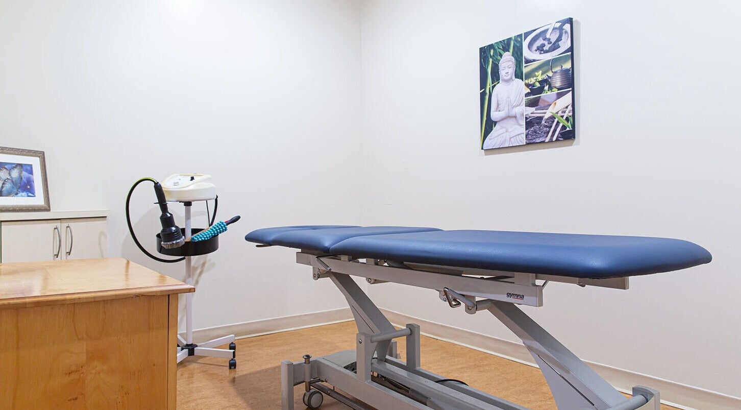 Salle de traitement au Centre de santé L'Oiselière Montmagny, Québec, CA, avec table de massage moderne.