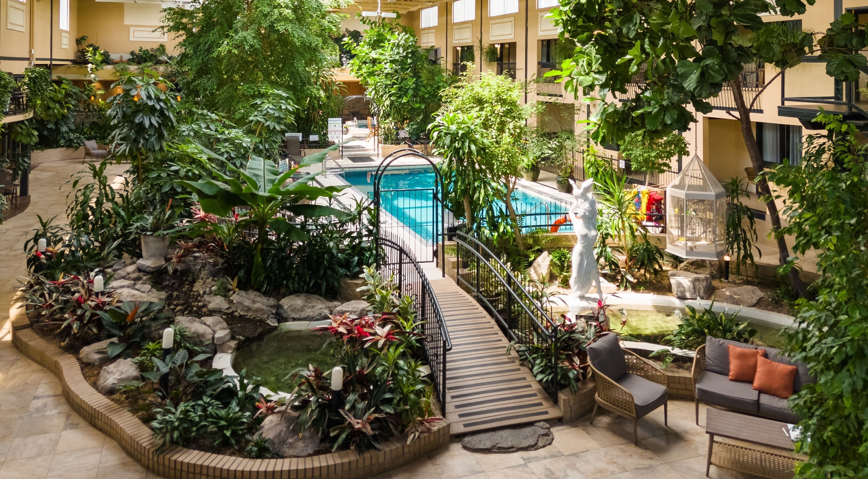Piscine intérieure exotique au Centre de santé L'Oiselière Montmagny, Montmagny, Québec, CA