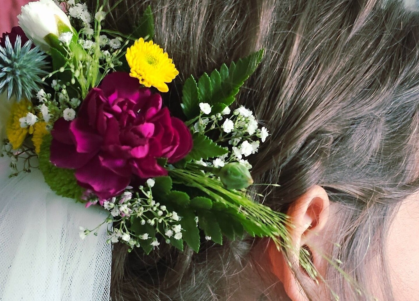 Blumenfrisur von Rolling Styles & Co - mobile Friseurin in Wien/Umgebung. Eleganter Blütenakzent in Wien, Wien, AT.