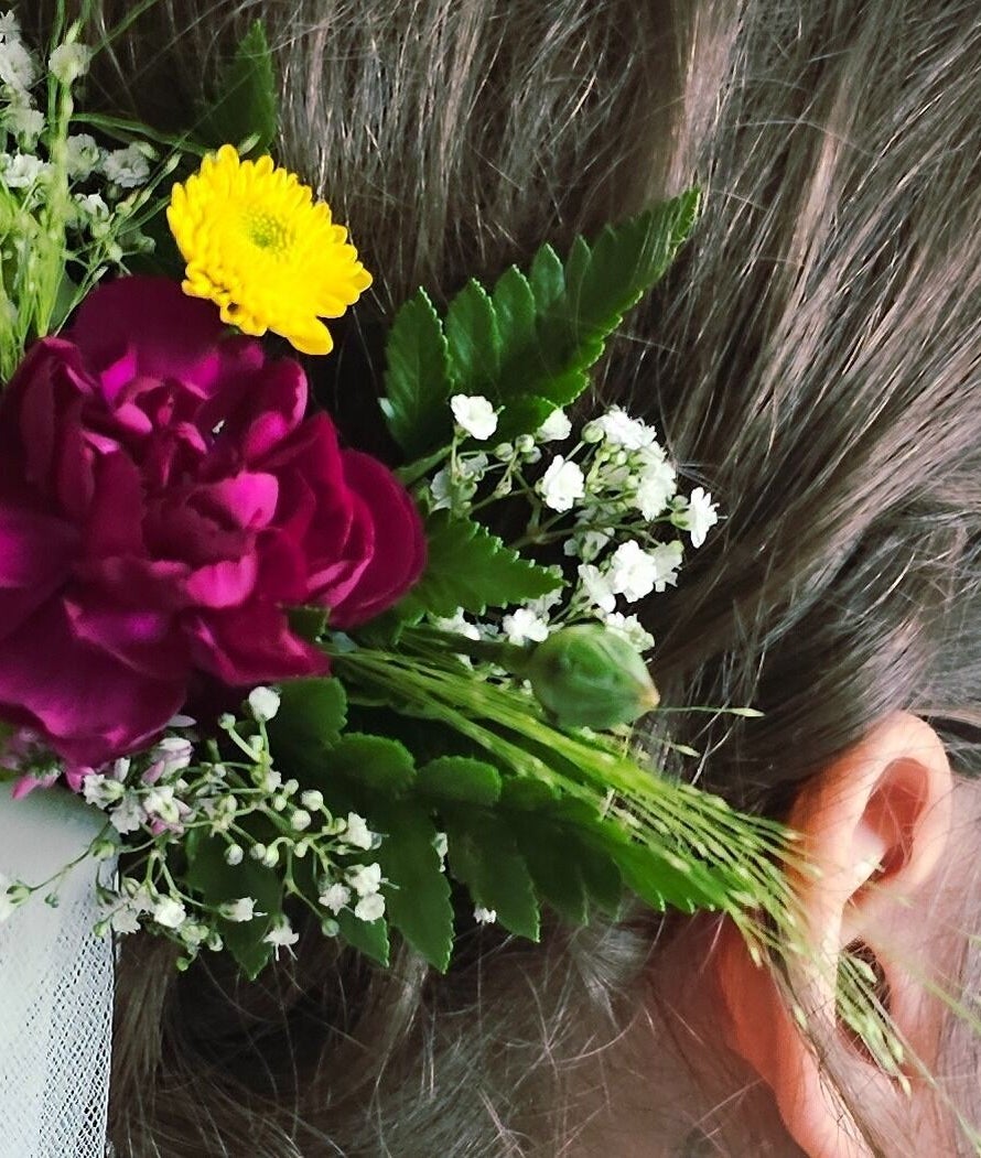 Blumenfrisur von Rolling Styles & Co - mobile Friseurin in Wien/Umgebung. Eleganter Blütenakzent in Wien, Wien, AT.