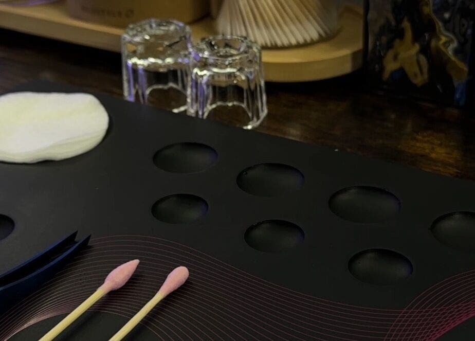 Стол с инструментами для красоты в vi.lami.prague, Hlavní Město Praha, Hlavní Město Praha, CZ.