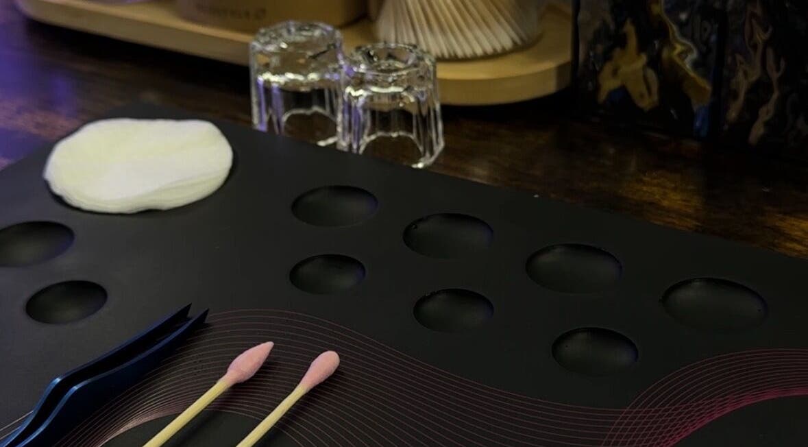 Стол с инструментами для красоты в vi.lami.prague, Hlavní Město Praha, Hlavní Město Praha, CZ.