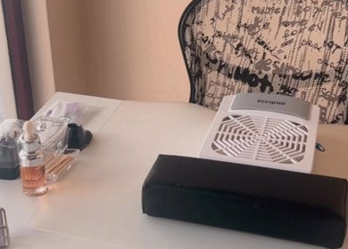 Mesa de manicure na Ms Nail Studio em Figueira Da Foz, Coimbra, PT, com luminária e acessórios elegantes.