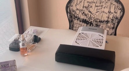 Mesa de manicure na Ms Nail Studio em Figueira Da Foz, Coimbra, PT, com luminária e acessórios elegantes.