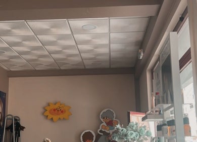 Interior acolhedor do Ms Nail Studio em Figueira Da Foz, Coimbra, PT, com decorações vibrantes.
