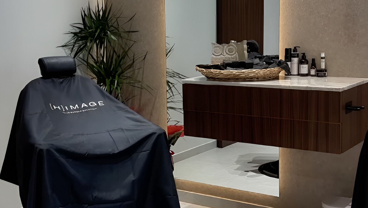 Elegante postazione bellezza presso Himage, Cava De' Tirreni, Campania, IT, con arredi moderni e piante.