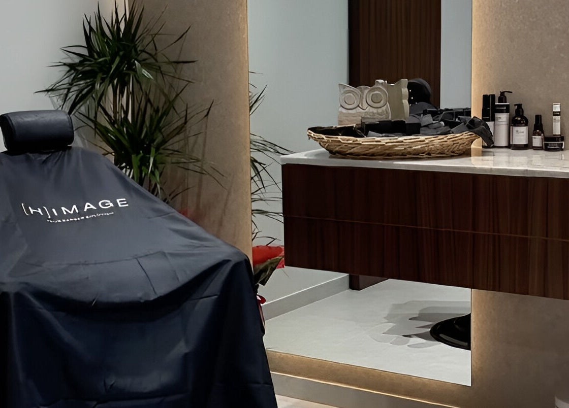 Elegante postazione bellezza presso Himage, Cava De' Tirreni, Campania, IT, con arredi moderni e piante.
