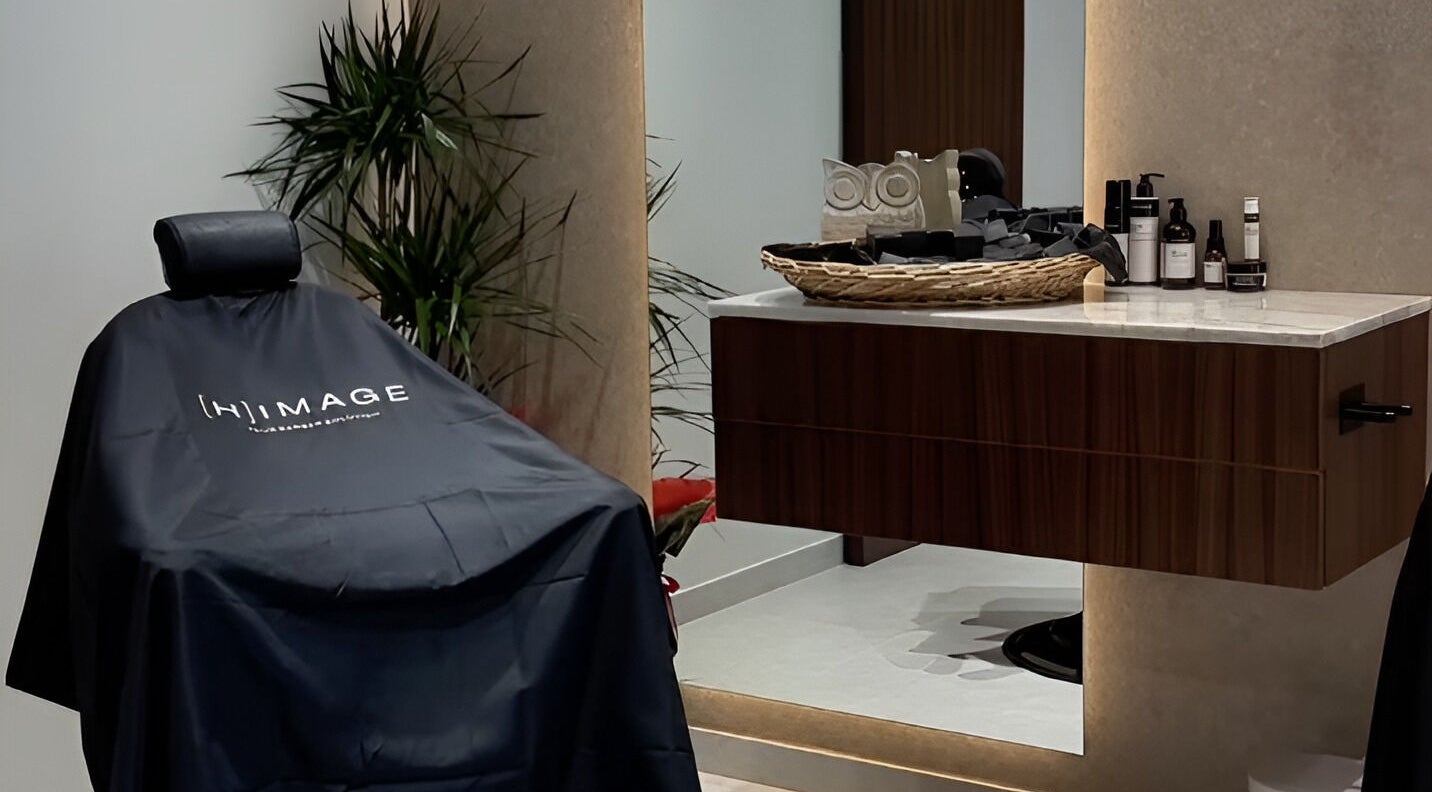 Elegante postazione bellezza presso Himage, Cava De' Tirreni, Campania, IT, con arredi moderni e piante.