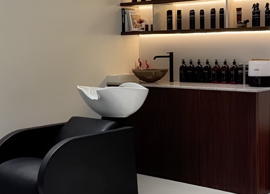 Stazione di lavaggio Himage a Cava De' Tirreni, Campania, IT, con arredo moderno e prodotti di bellezza.