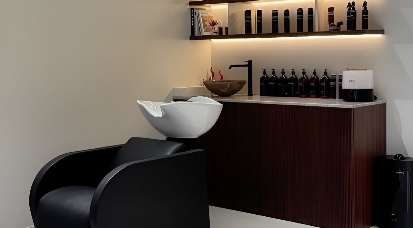 Stazione di lavaggio Himage a Cava De' Tirreni, Campania, IT, con arredo moderno e prodotti di bellezza.