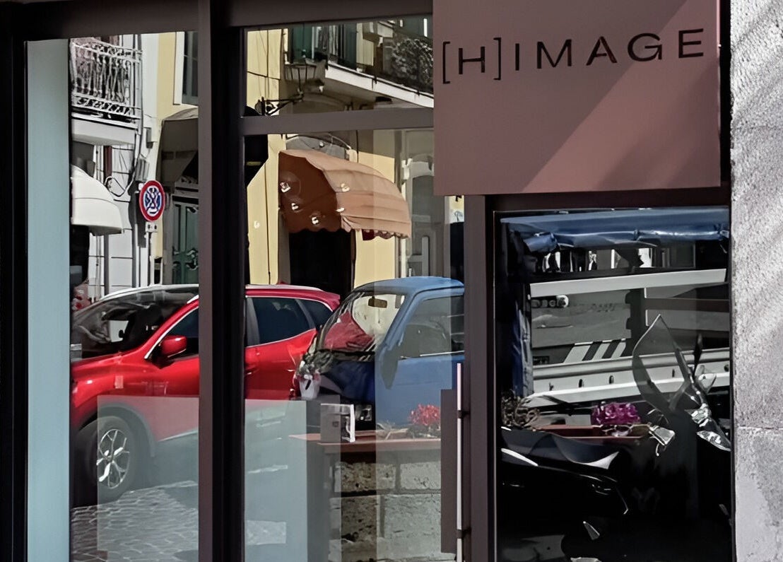 Vetrina di Himage a Cava De' Tirreni, Campania, IT con riflessi urbani.