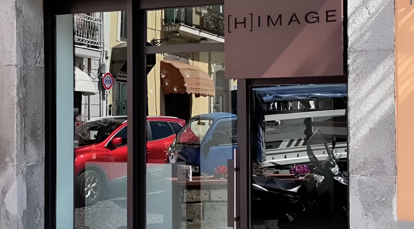 Vetrina di Himage a Cava De' Tirreni, Campania, IT con riflessi urbani.