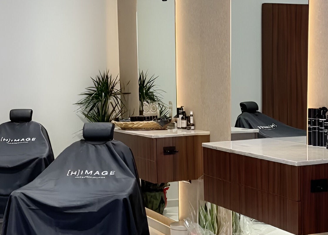 Zona relax presso Himage a Cava De' Tirreni, Campania con poltrone e piante decorative.