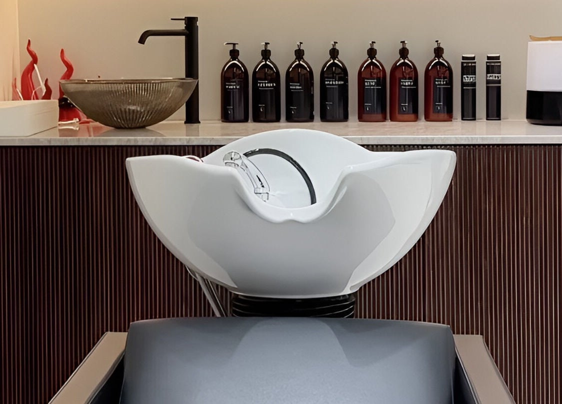 Stazione lavaggio capelli moderna presso Himage, Cava De' Tirreni, Campania, IT.