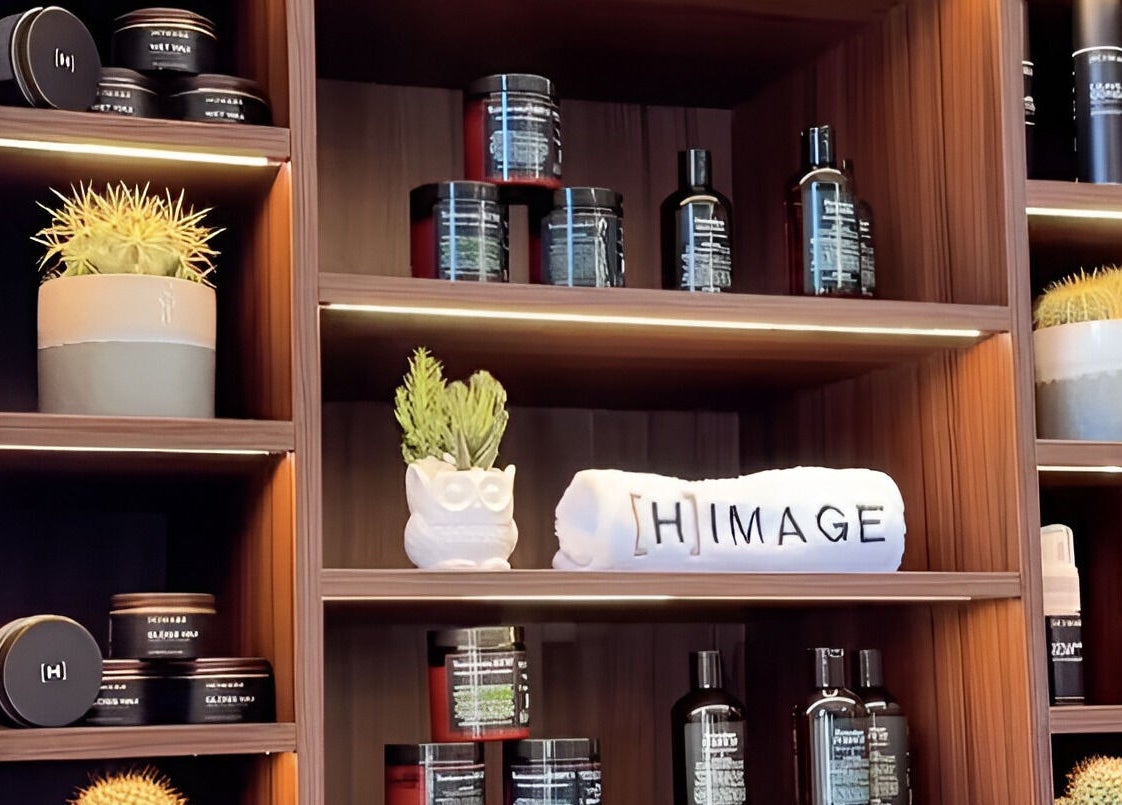 Scaffale elegante con prodotti di bellezza da Himage, Cava De' Tirreni, Campania, IT.