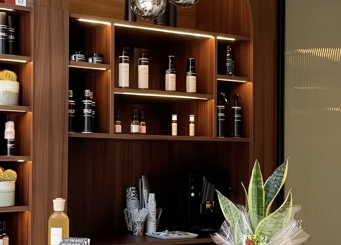 Scaffali di prodotti di bellezza a Himage, Cava De' Tirreni, Campania, IT.