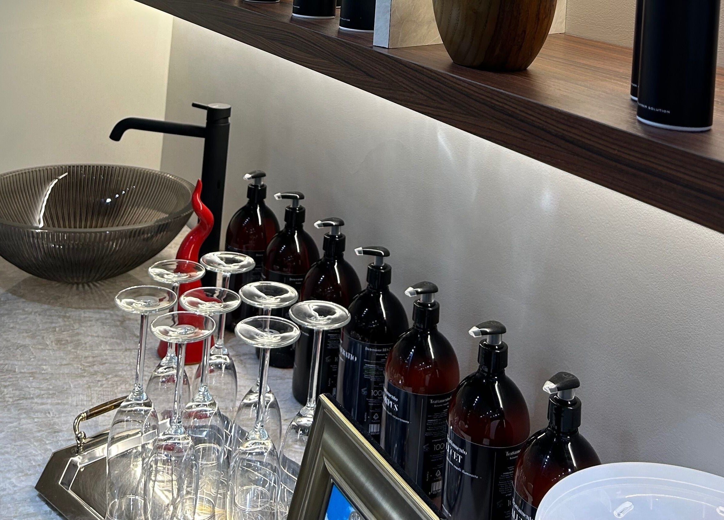 Elegante lavabo e accessori alla Himage di Cava De' Tirreni, Campania, IT.