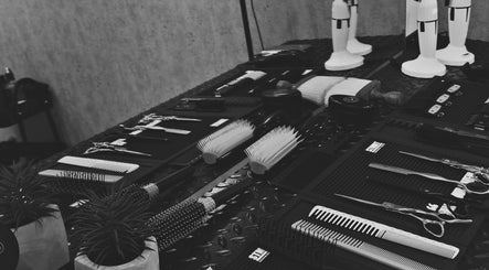 Ferramentas de cabeleireiro no João Junqueiro Men Studio, Ermesinde, Porto, PT, prontas para uso profissional.