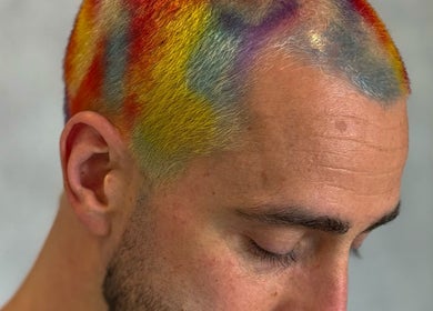 Penteado colorido arco-íris no João Junqueiro Men Studio em Ermesinde, Porto, PT.