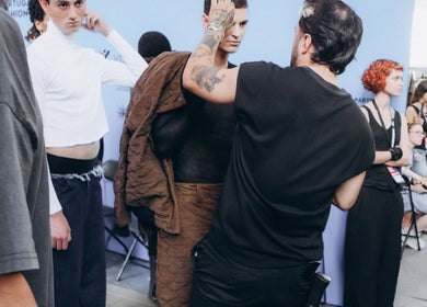 Profissionais no João Junqueiro Men Studio, Ermesinde, Porto, PT, preparam modelos para desfile.