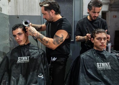 Profissional corta cabelo no João Junqueiro Men Studio em Ermesinde, Porto, PT.