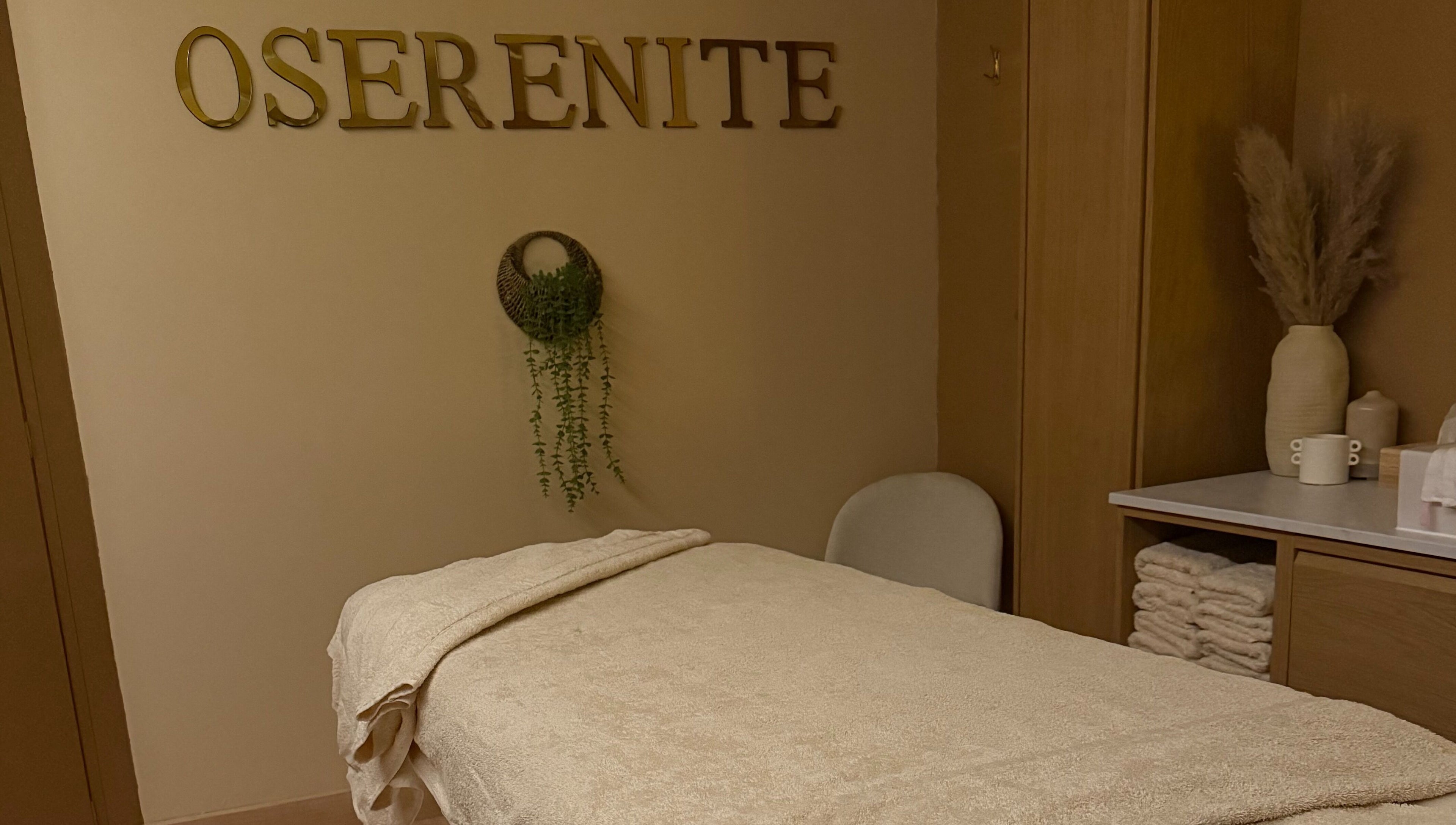 Salle de massage paisible à Oserenité, Aubrives, Grand Est, FR avec table de massage et décor naturel.