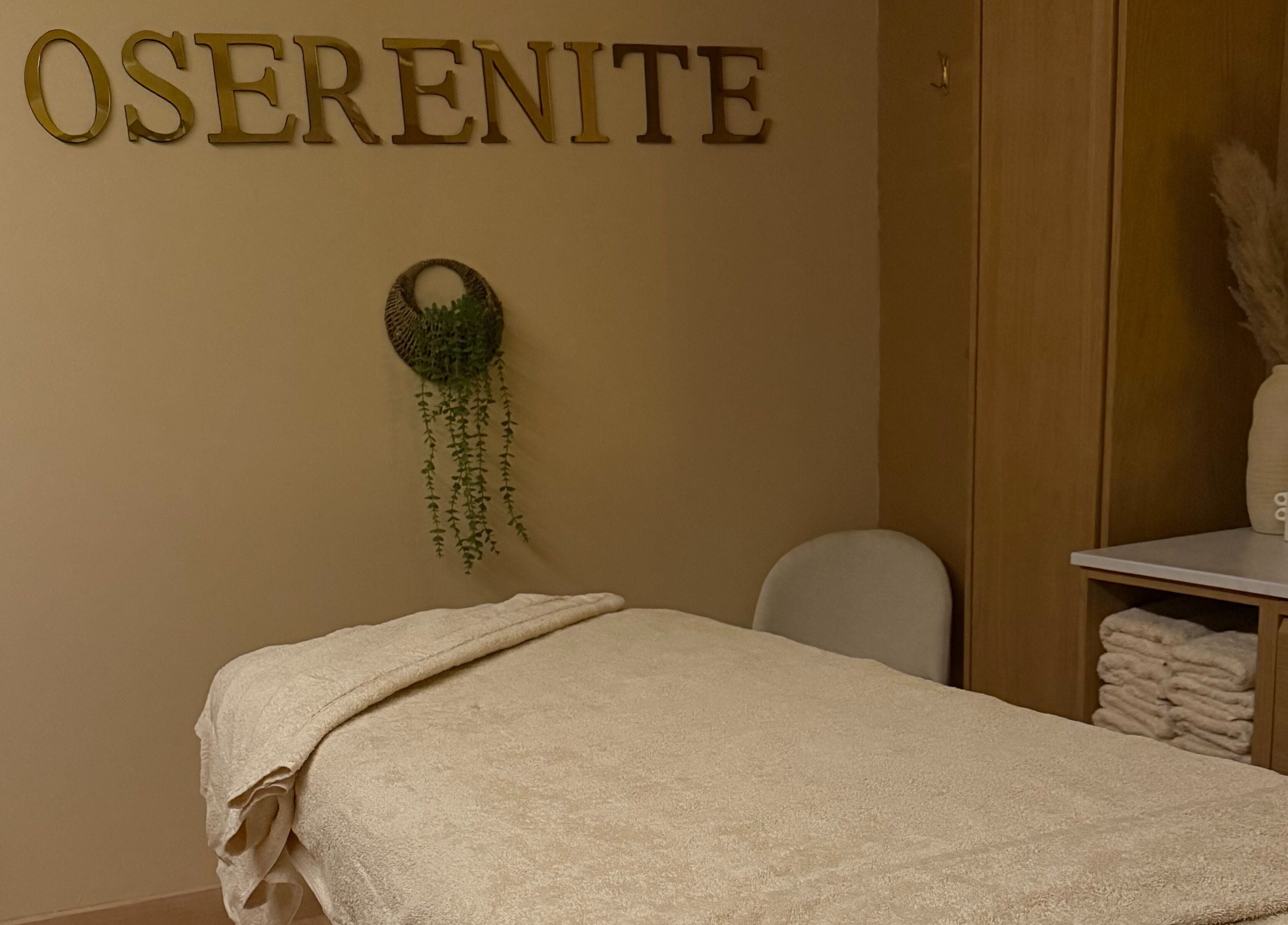 Salle de massage paisible à Oserenité, Aubrives, Grand Est, FR avec table de massage et décor naturel.