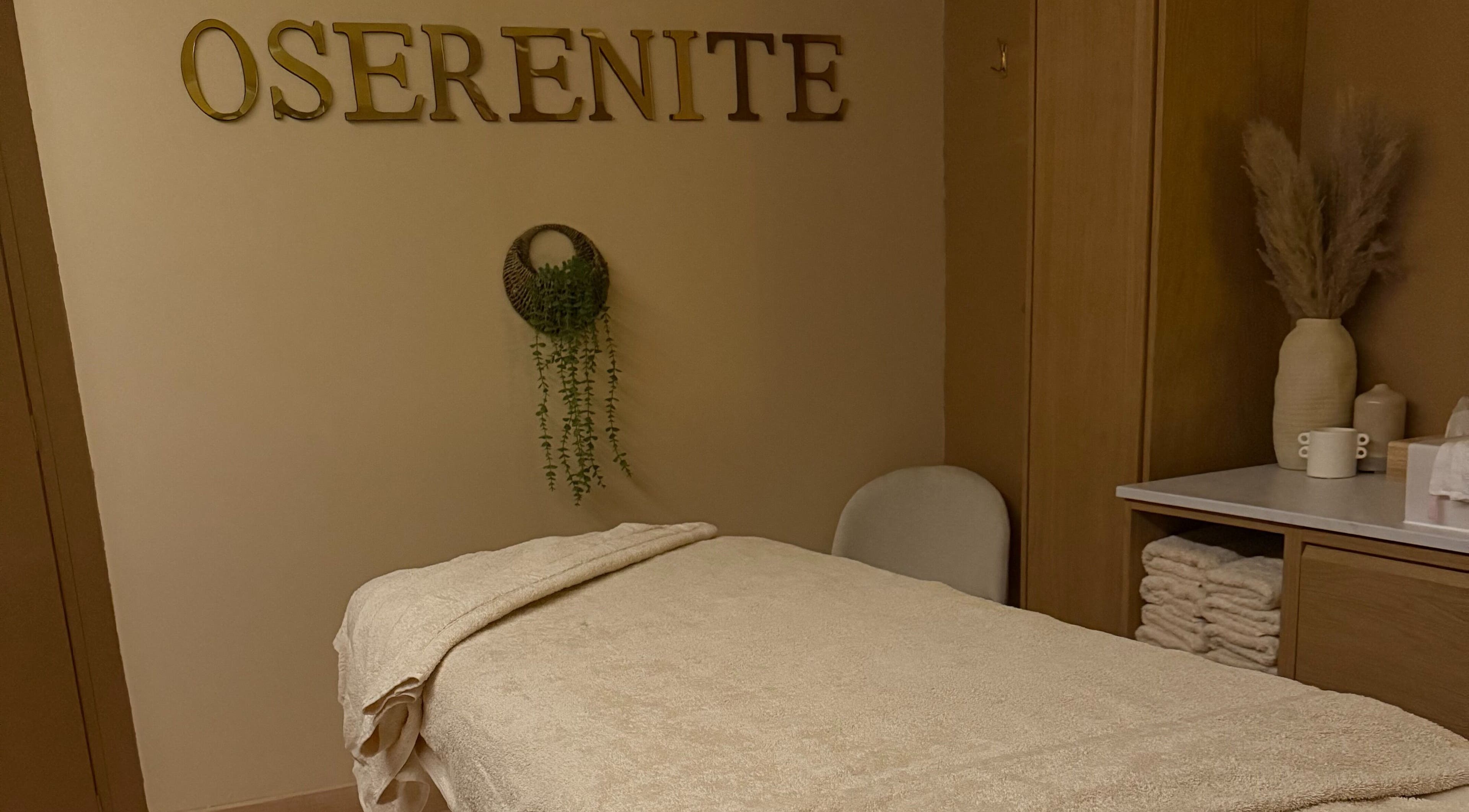 Salle de massage paisible à Oserenité, Aubrives, Grand Est, FR avec table de massage et décor naturel.