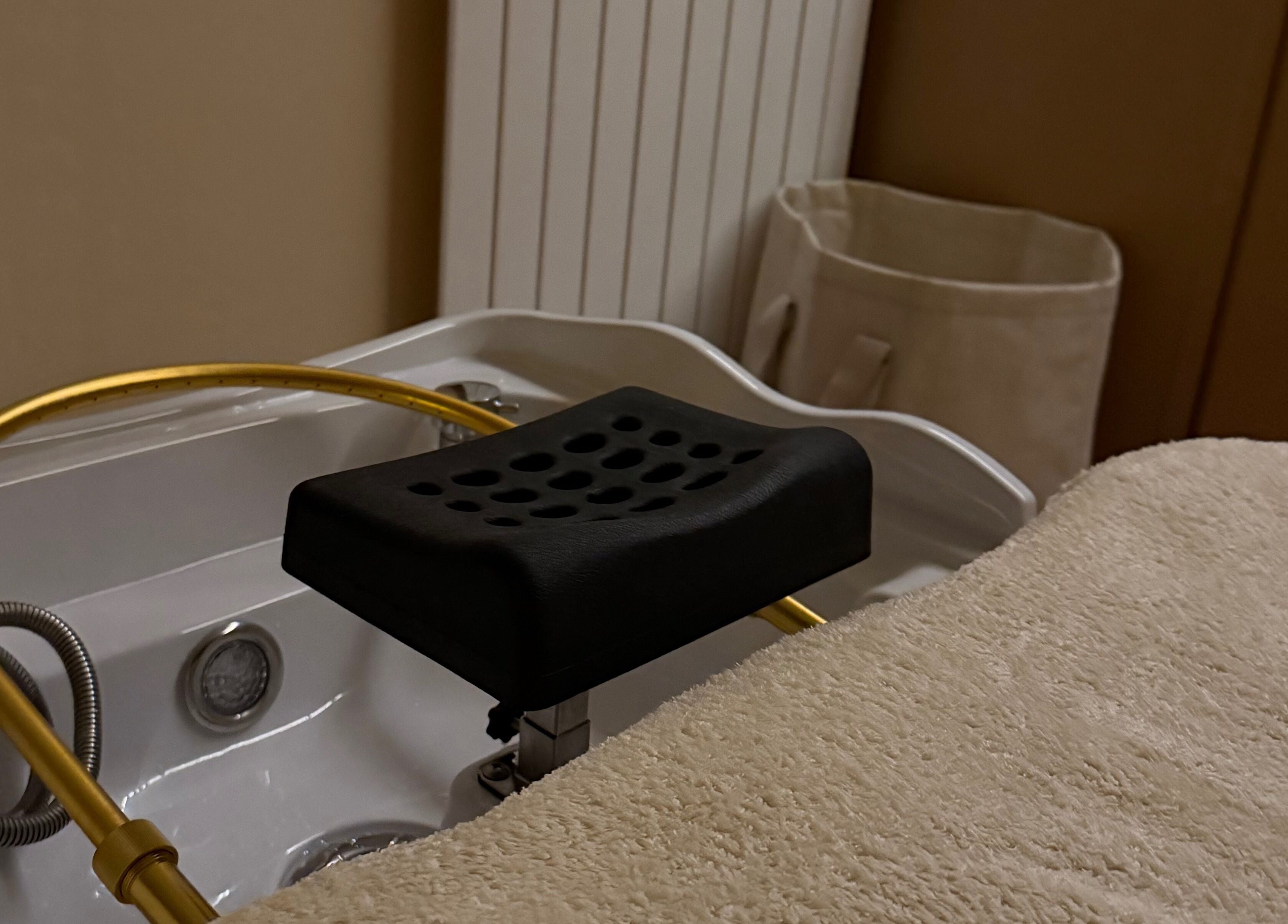 Bain de pédicure élégant à Oserenité, Aubrives, Grand Est, FR, offrant détente et soins de beauté.