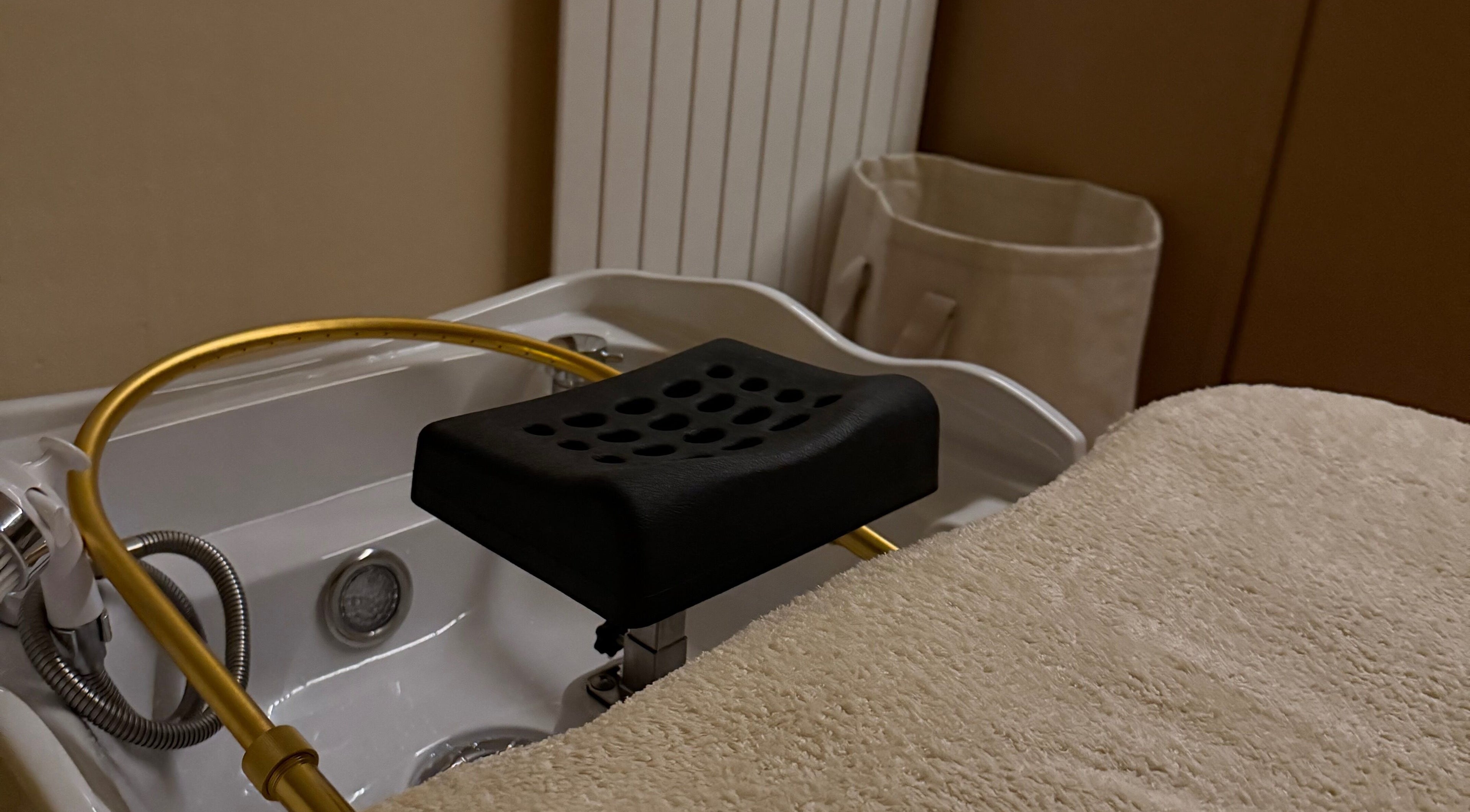 Bain de pédicure élégant à Oserenité, Aubrives, Grand Est, FR, offrant détente et soins de beauté.