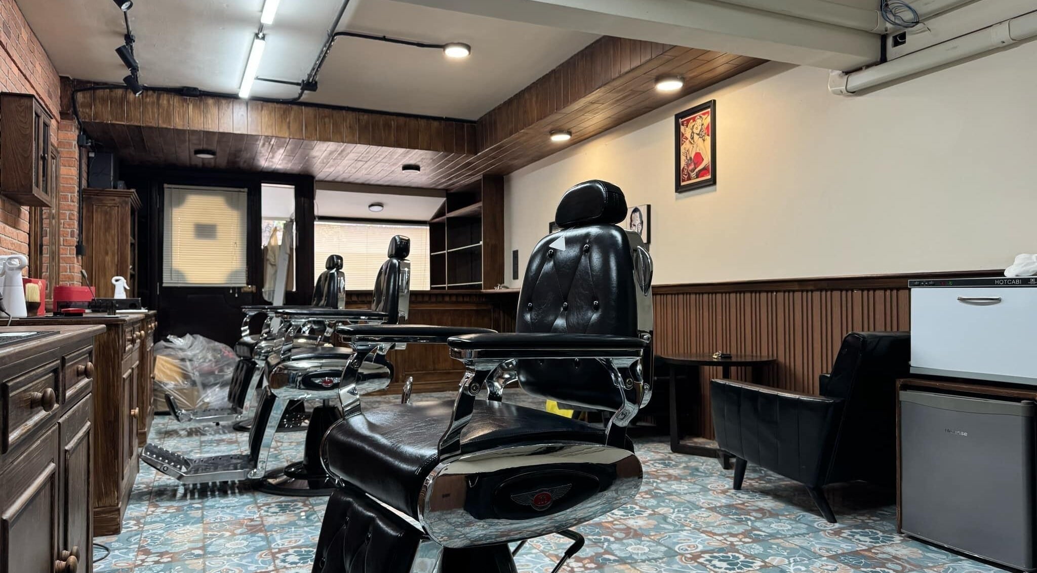 Interior of Liberty Grooming Lounge with leather chairs in Krung Thep Maha Nakhon, TH.