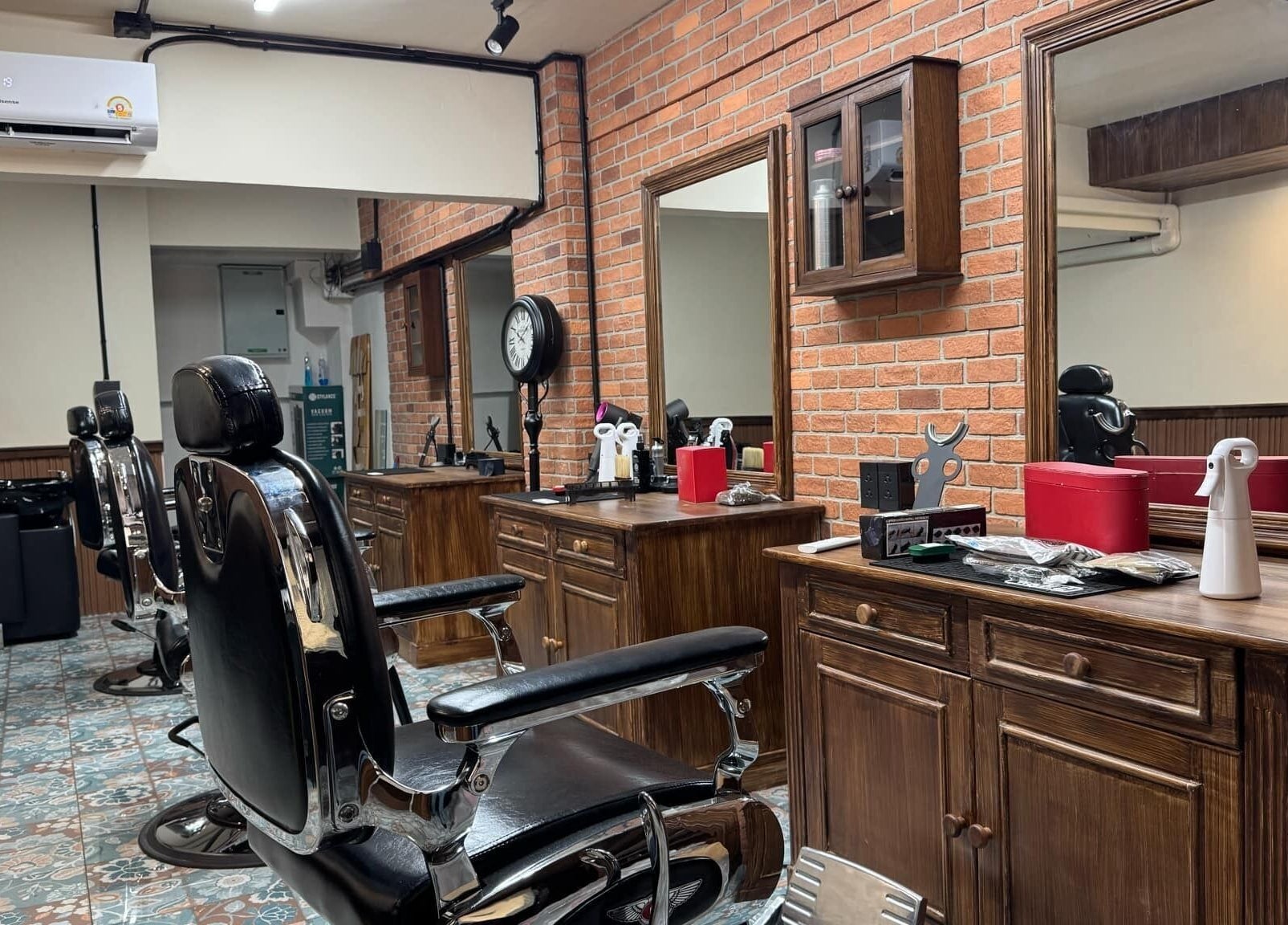 Elegant barber chairs at Liberty Grooming Lounge in Krung Thep Maha Nakhon creating a stylish ambiance.