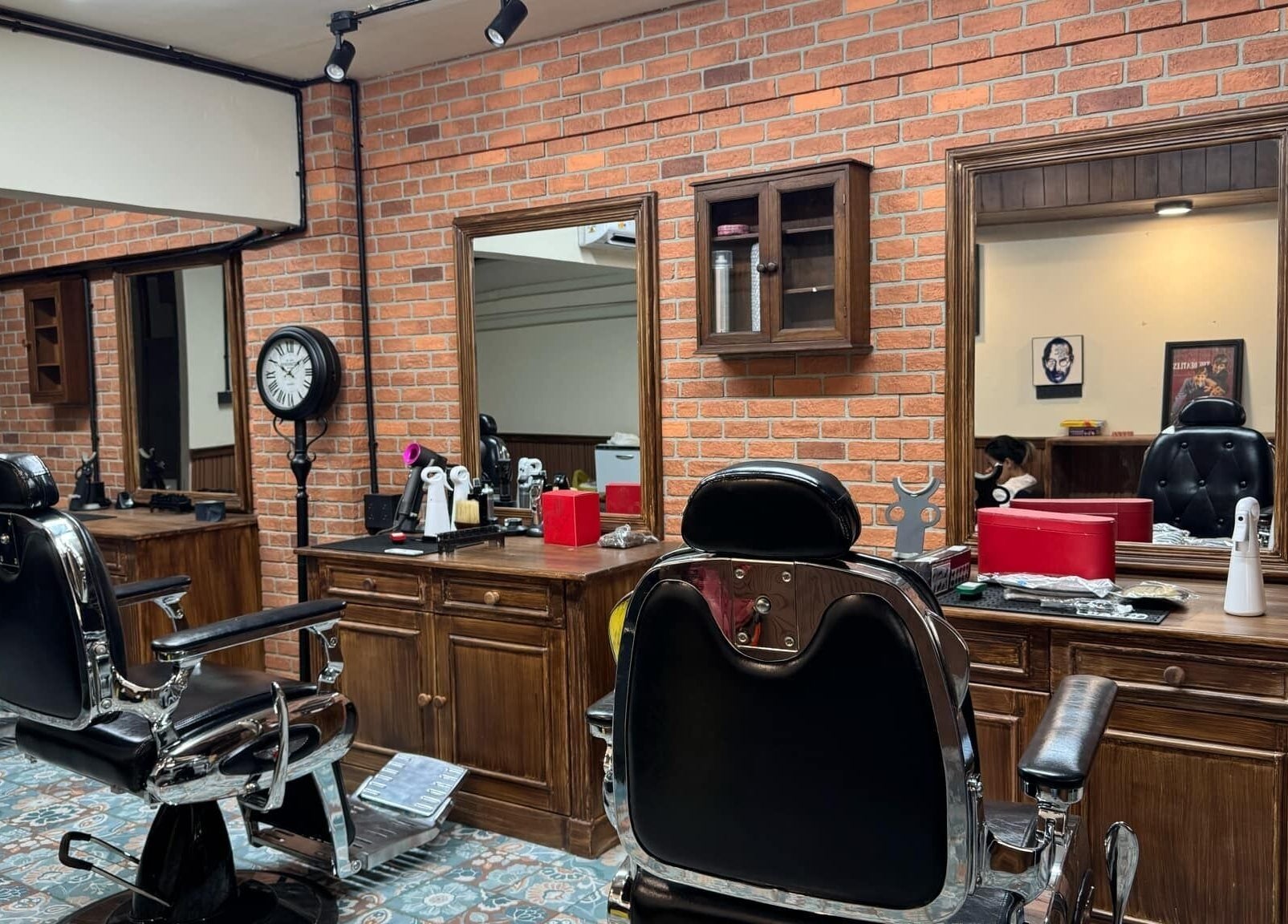 Elegant grooming chairs at Liberty Grooming Lounge, Krung Thep Maha Nakhon, showcasing classic barber style.