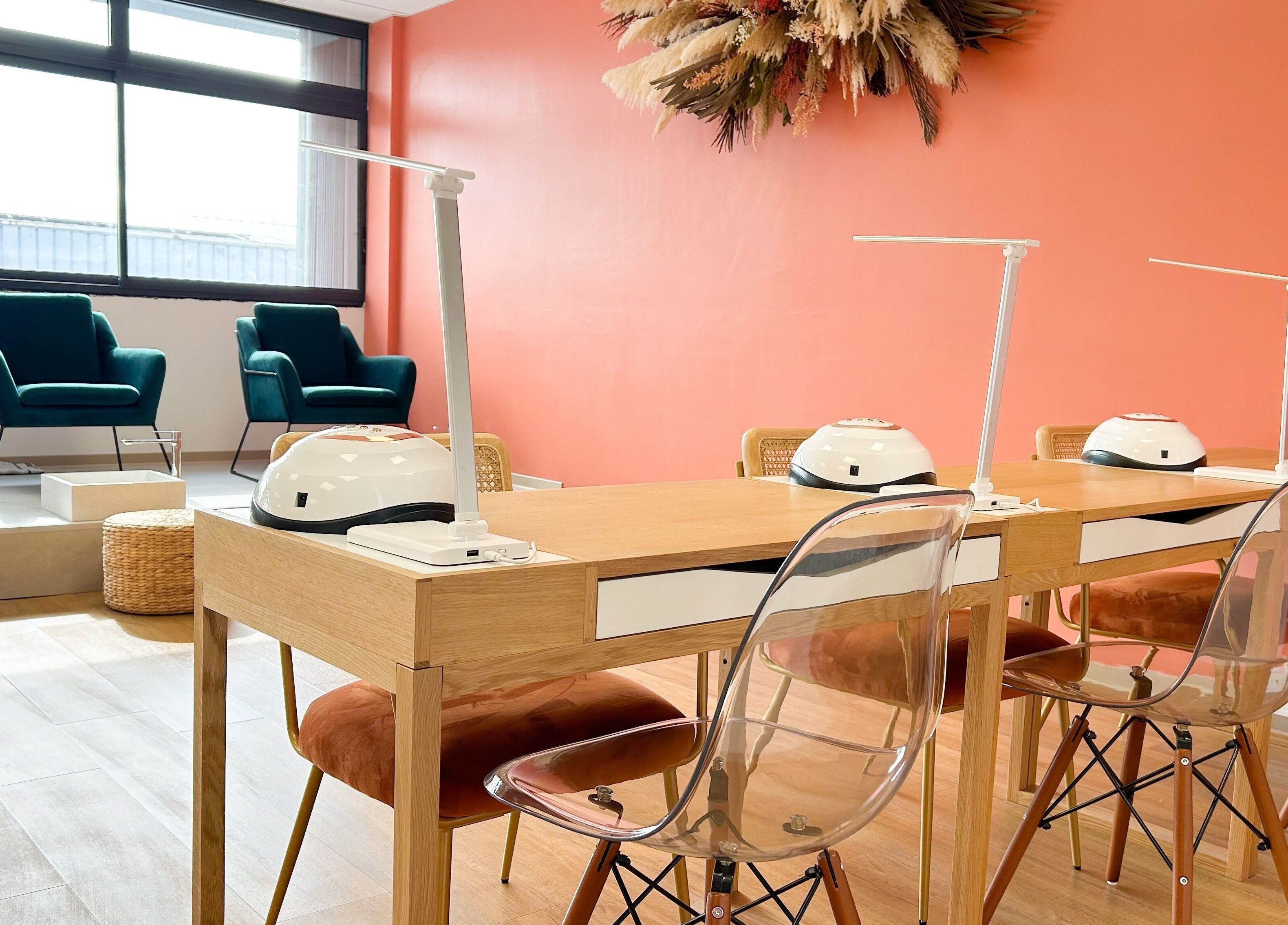 Espace manucure moderne à Séléné, Le Lamentin, Martinique, FR avec décor chaleureux et fauteuils verts.