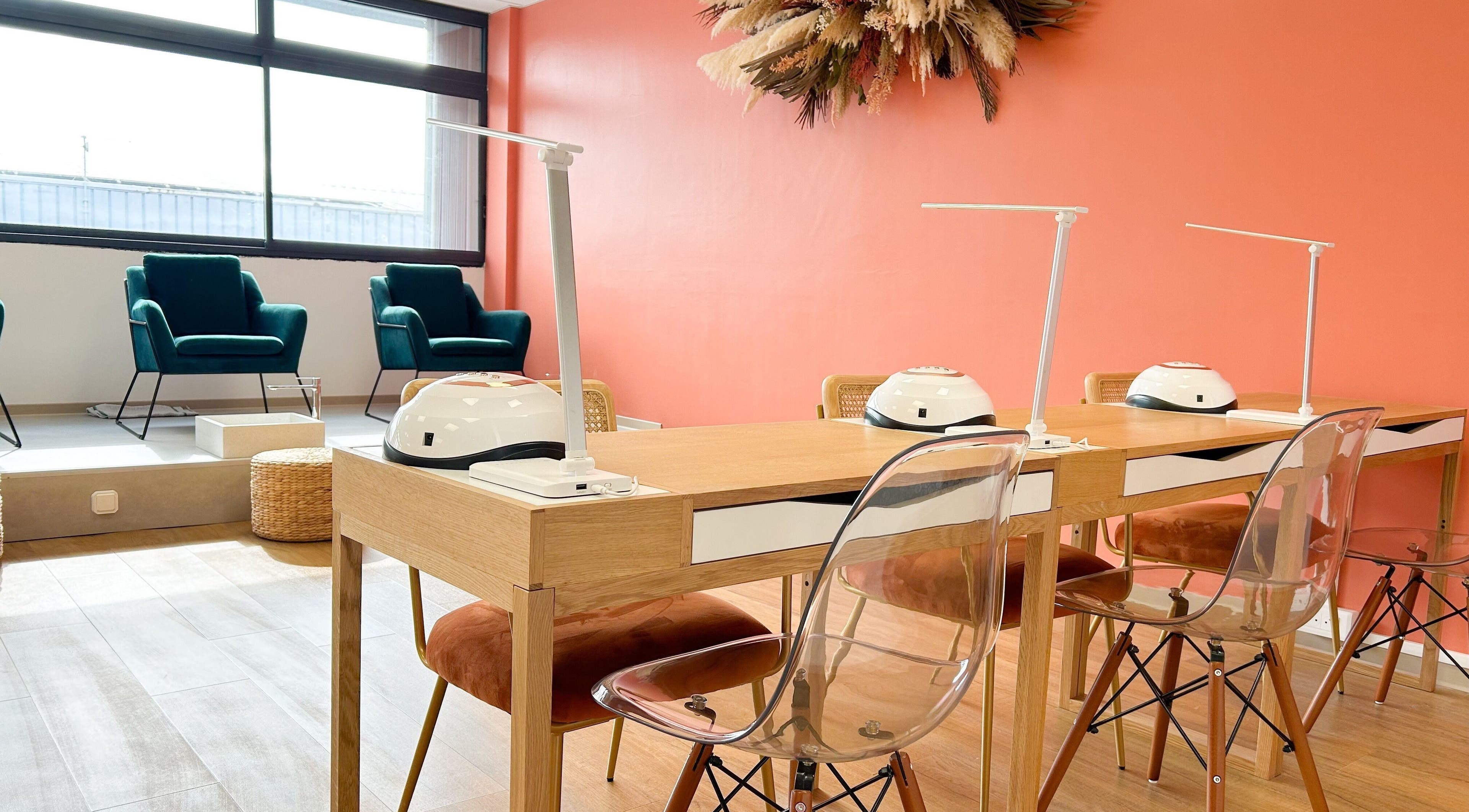 Espace manucure moderne à Séléné, Le Lamentin, Martinique, FR avec décor chaleureux et fauteuils verts.