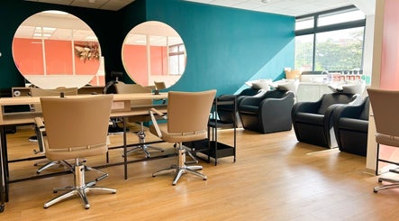 Intérieur élégant de Séléné à Le Lamentin, Martinique, FR avec miroirs ronds et fauteuils confortables.