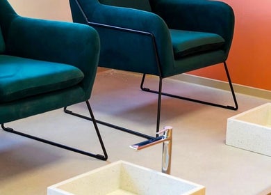 Chaises vertes élégantes à Séléné, Le Lamentin, Martinique, FR, pour des soins pédicure luxueux.