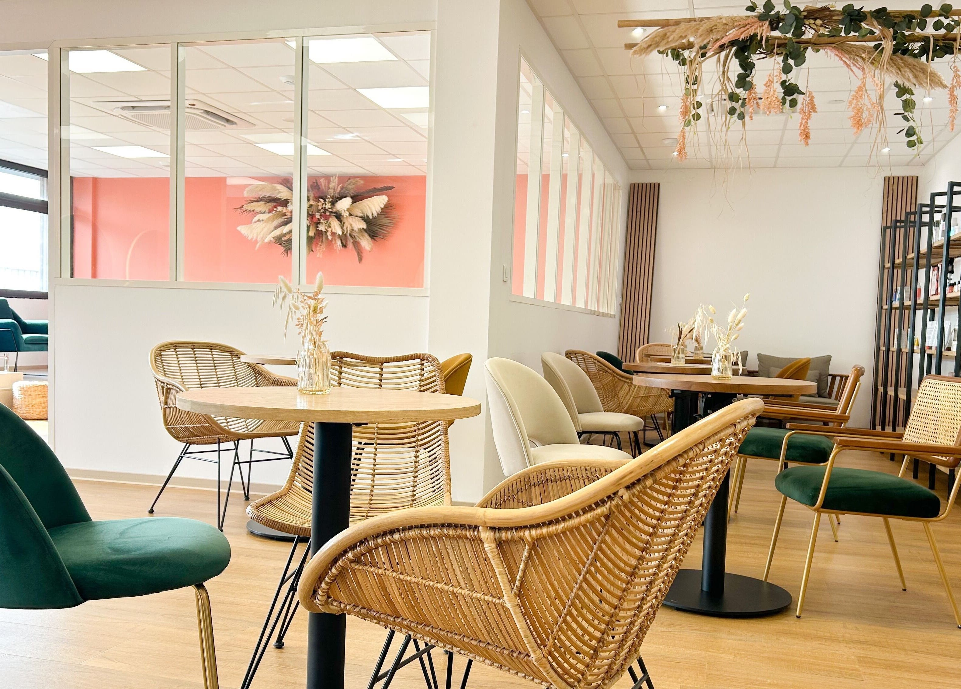 Intérieur sophistiqué du salon Séléné à Le Lamentin, Martinique, FR avec chaises en rotin.