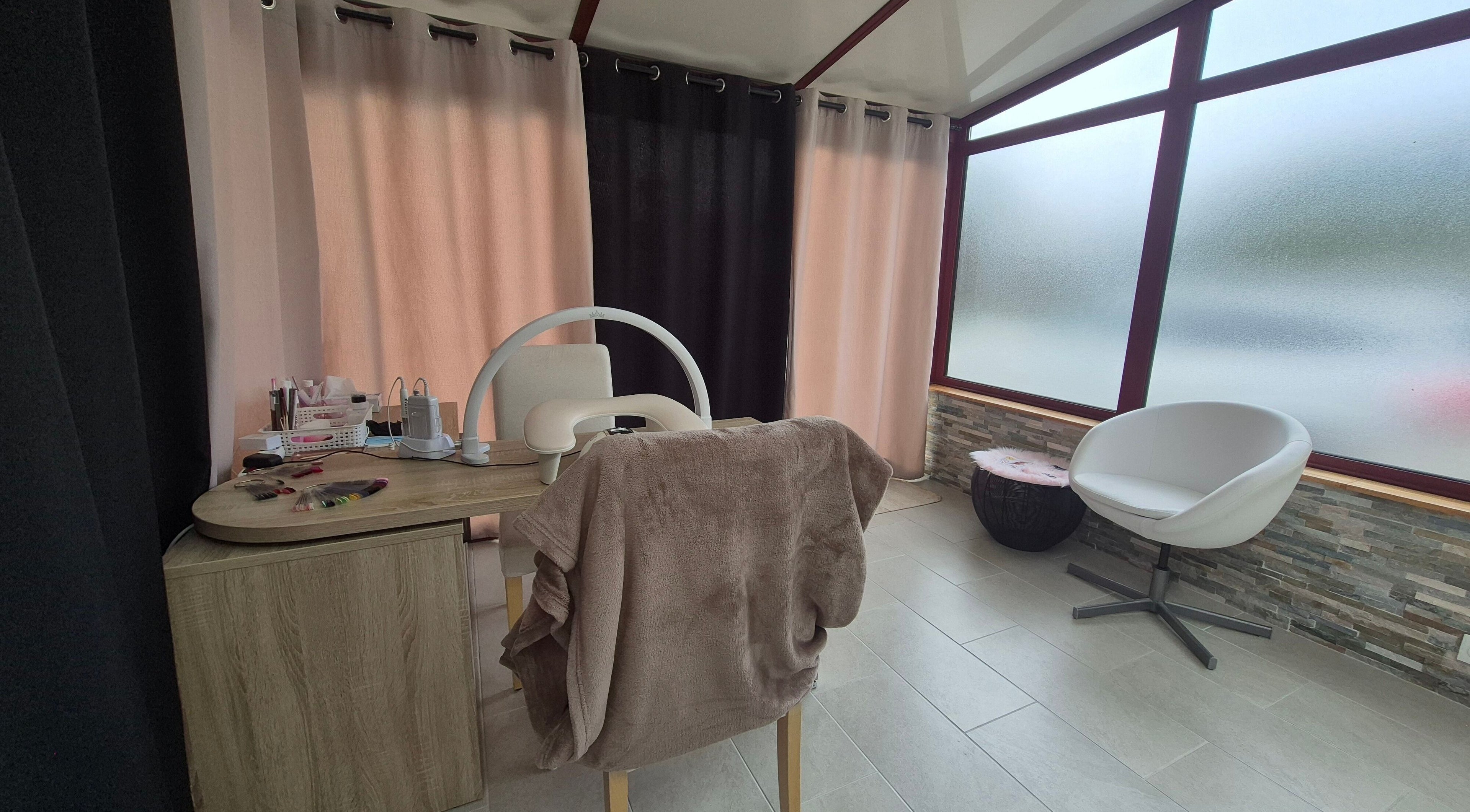 Salon de manucure moderne à Beauty.AG.nails, Itteville, Île-de-France, FR, offrant un cadre apaisant.