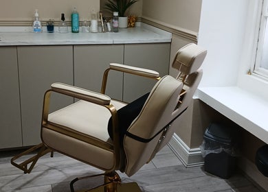 Modern salon chair at Kaya's Beauty in London, England, GB, showcasing a stylish and serene beauty setting.