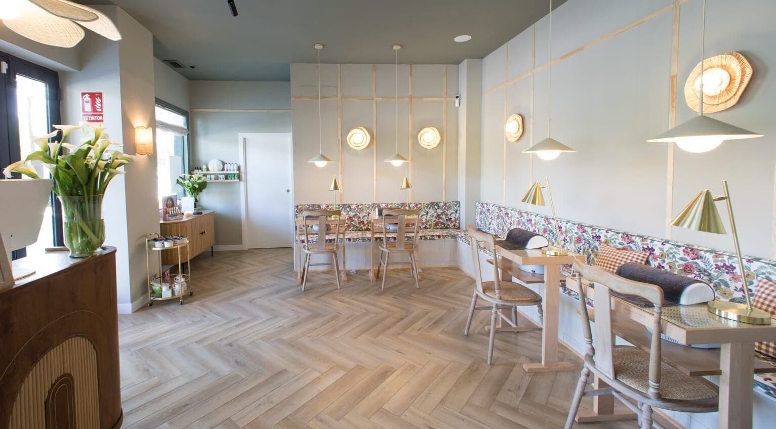 Interior luminoso de La Esmaltería Las Rozas en Las Rozas De Madrid, Comunidad De Madrid, ES con decoración elegante.